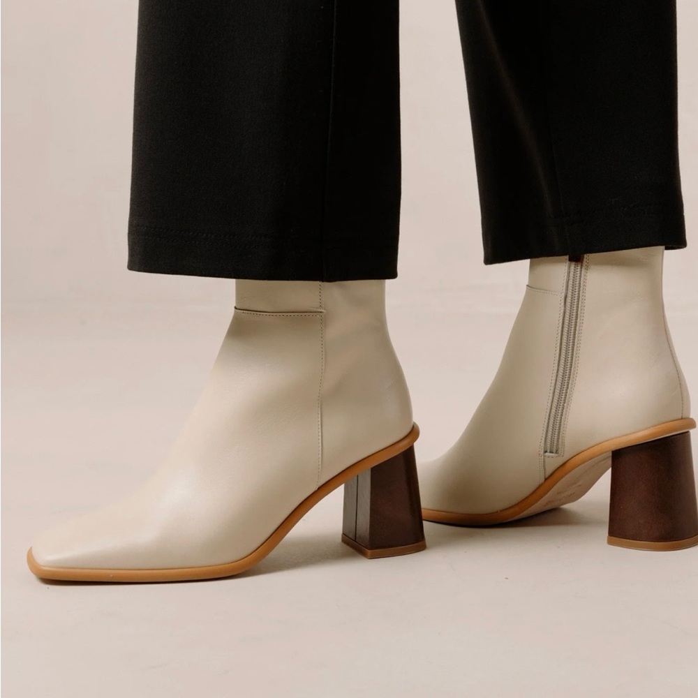 Aloha West Vintage Ivory Boots size 39, size 8